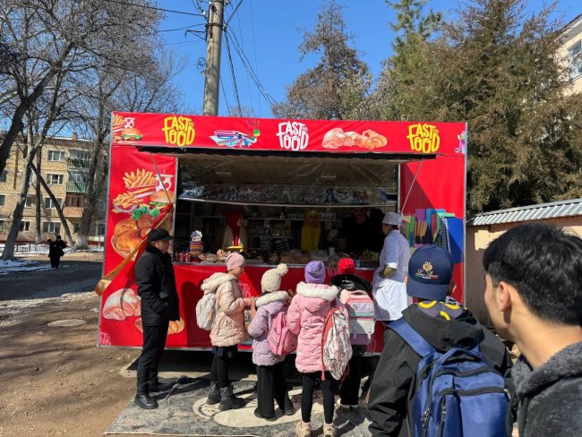 В Чирчике сотрудники Санэпидемкомитета пресекли работу незаконного ларька рядом со школой