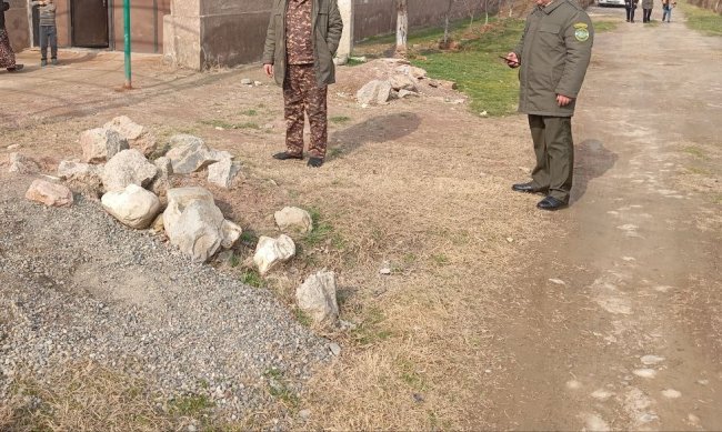 В Джизаке экологи наказали гражданку за выброшенные камни рядом с её домом