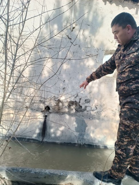 В Джизаке оштрафовали женщину из дома которой сливались сточные воды в арык с водой