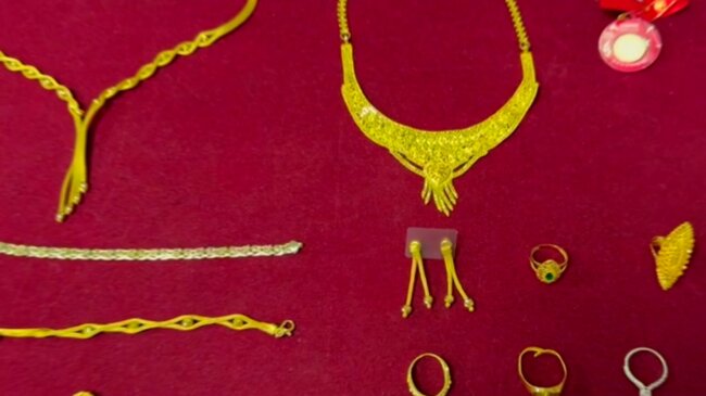 Пассажир авиарейса Бишкек-Ташкент пытался осуществить контрабанду ювелирных изделий