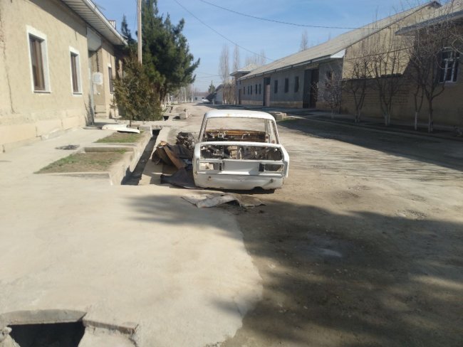 В Джизаке мужчина выбросил старый автомобиль в неположенном месте