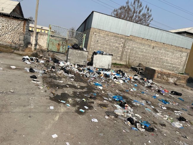 В Ферганской области сотрудники больницы одного из районов уже второй раз за год устраивают свалку