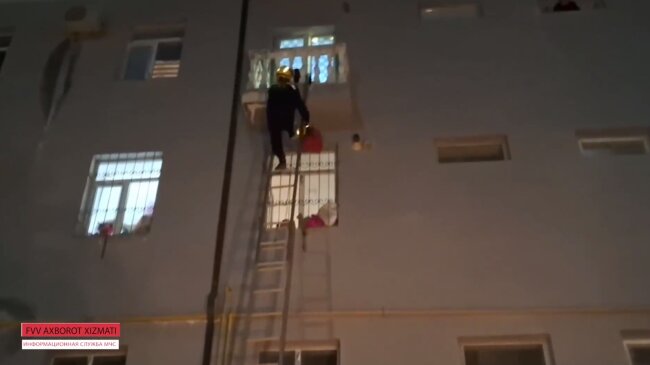 В Ургенче спасатели спасли девочку, запертую одну дома