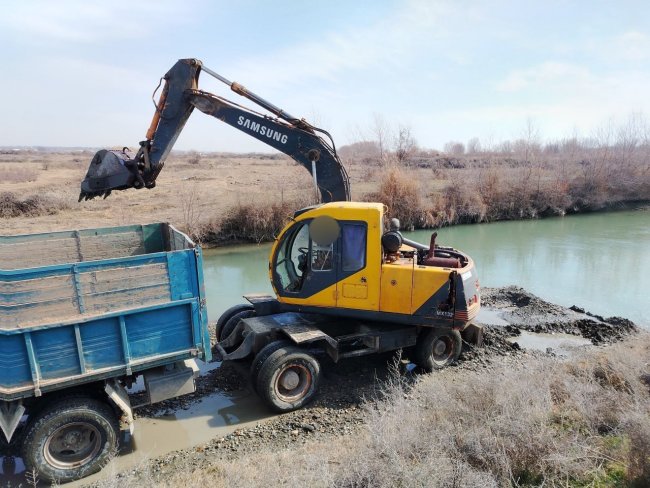 В Каттакургане наказали граждан, которые уничтожали реку Акдарью
