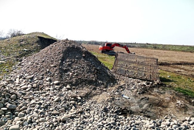 В Намангане мужчина заплатит штраф за незаконную добычи песчано-гравийной смеси из реки Нарын