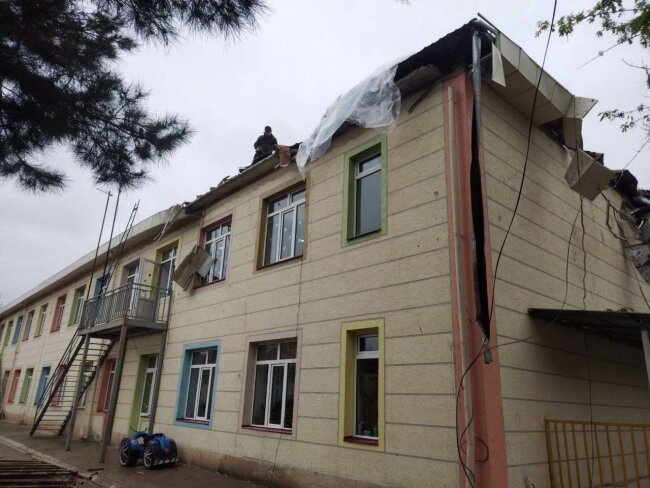 Строительная компания восстановит крышу детского сада в Янгиюле за 3 дня, после падения стрелы башенного крана