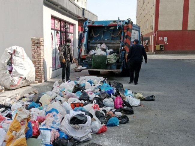В Коканде пункт приёма бытовых отходов перенесли на другое место, но жители ближайших домов продолжили сброс мусора