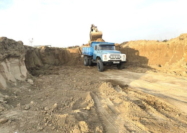 Водитель экскаватора заплатит почти 4 млн сумов штрафа за незаконное выкапывание глины в Наманганской области