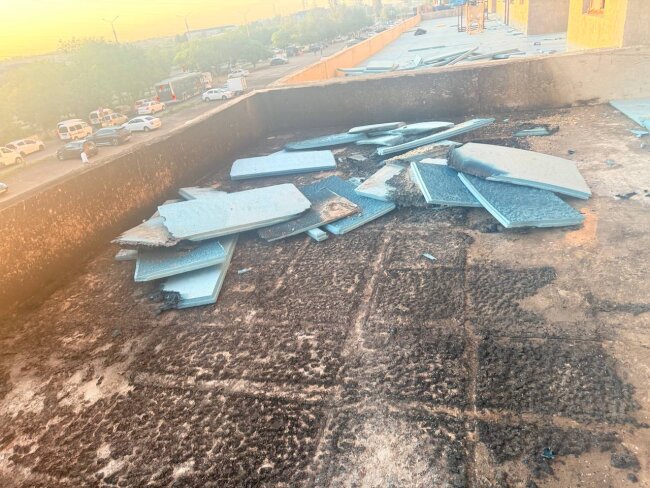 В Учтепинском районе на территории строительной площадки загорелись строительные материалы