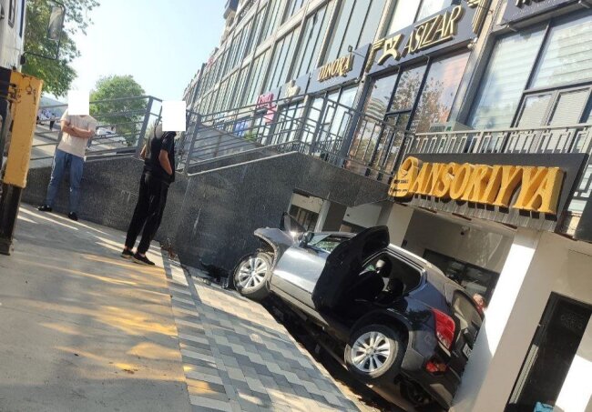 В Джизаке водитель автомобиля «Tracker» врезался в магазин