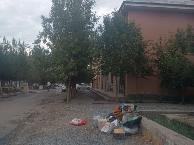 В Маргилане мужчина заплатит штраф за выброс строительного мусора на улицу