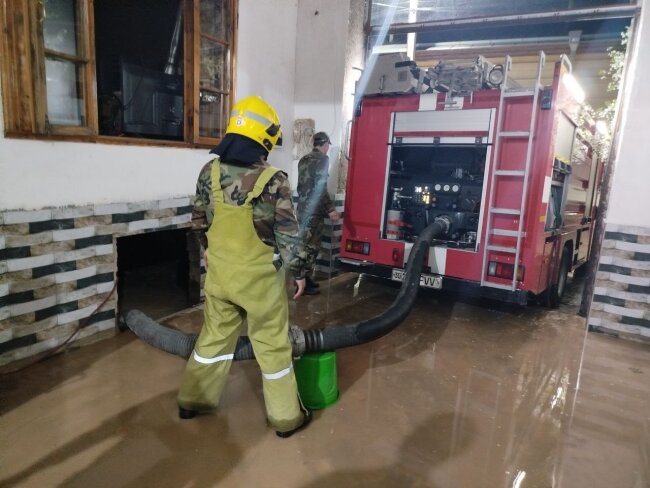 Ночью сотрудники МЧС спасали затопленные дома в Самарканде