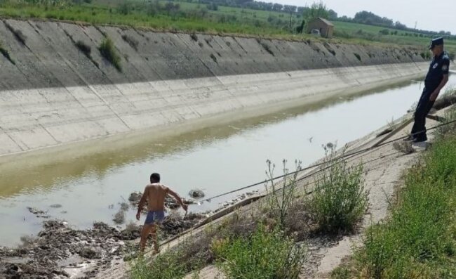 В Каттакургане граждане сделали плотину из костей животных, помещённых в мешки