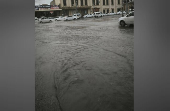 За короткий промежуток времени в Самарканде затопило улицы из-за сильного ливня
