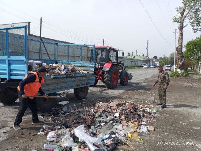 В Ферганской области двое мужчин заплатят штрафы за выброс строительных отходов на улицу