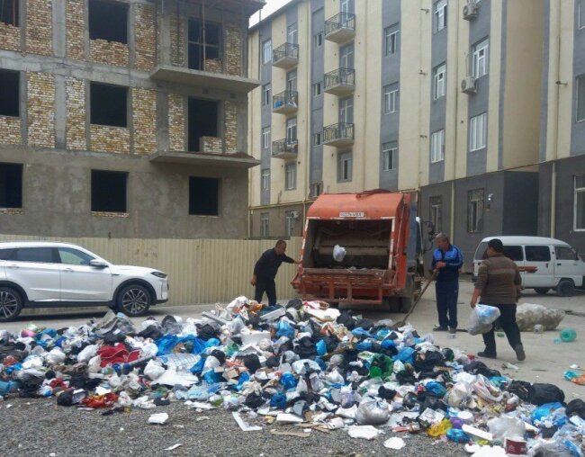 В Намангане жители многоэтажки устроили мусорную свалку и придумали как бесплатно от неё избавиться