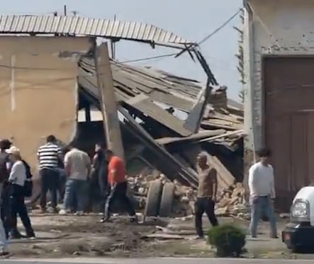 В Андижанской области у грузового автомобиля ЗИЛ отказали тормоза, есть пострадавший