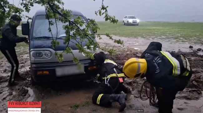 На выходных сотрудникам МЧС в Ташкентской области пришлось спасать автомобилистов, приехавших на пикник