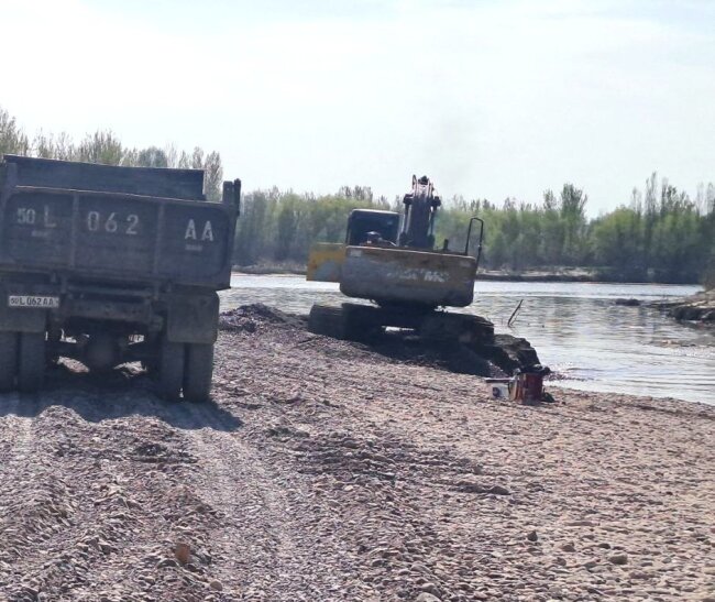 В Намангане экскаваторщик уничтожал русло реки Сырдарья