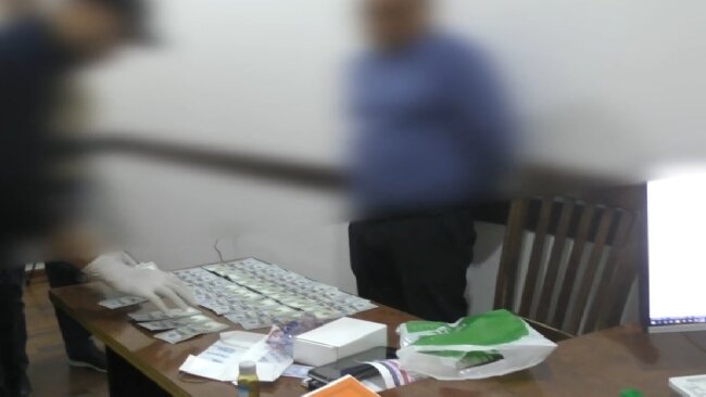 Житель Навоийской области занимался мошенничеством с выдачей водительских удостоверений