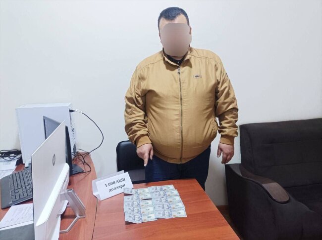 В Андижане при получении взятки задержан сотрудник энергосбыта
