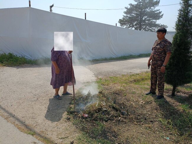 Бабушка, которая разожгла костёр в Ташкентской области, получила огромный штраф