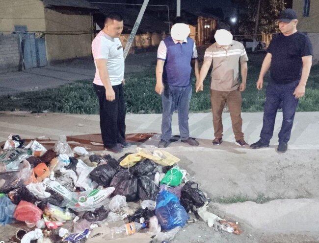 Два жителя Наманганской области выбрасывали мусор у обочины центральной дороги