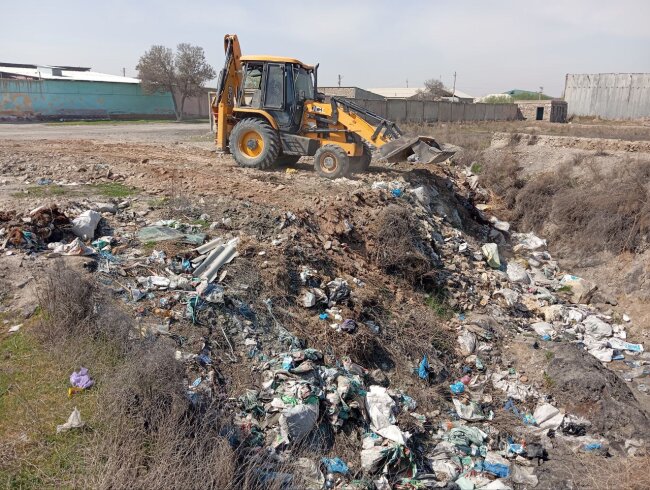 Жители одной из махаллей Самаркандской области организовали свалку мусора рядом со своими домами