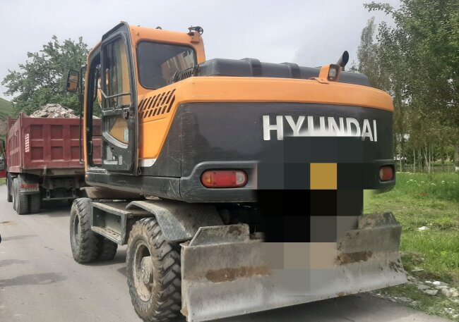 Злоумышленник совершил сброс строительного мусора в русло реки Сангзор в Джизаке