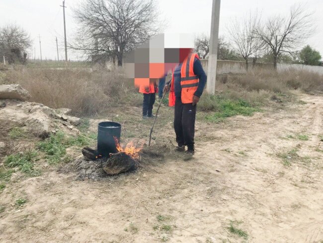 В Кашкадарье мужчина плавил битум на открытом воздухе и теперь заплатит штраф