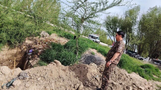 В Джизакской области сотрудники кафе самовольно утилизировали бытовые отходы, закапывая их в землю