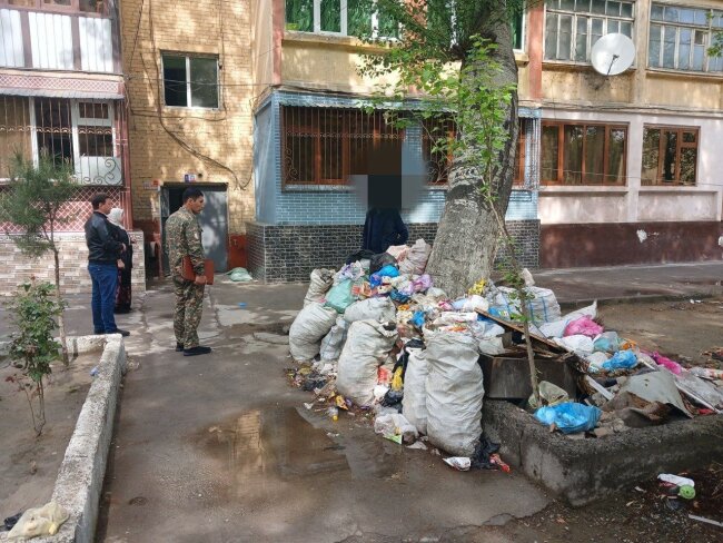 Настоящую свалку мусора устроил житель многоквартирного дома в Коканде