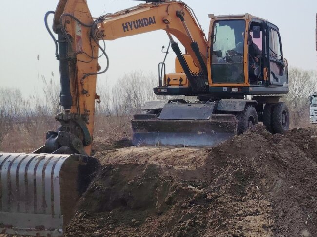 В Фергане мужчина добывал глину на охраняемой территории, теперь он заплатит крупный штраф
