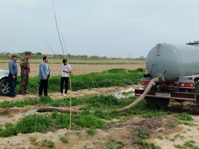 В Джизаке водитель ассенизаторной машины сливал человеческие отходы в поле и пожалел об этом