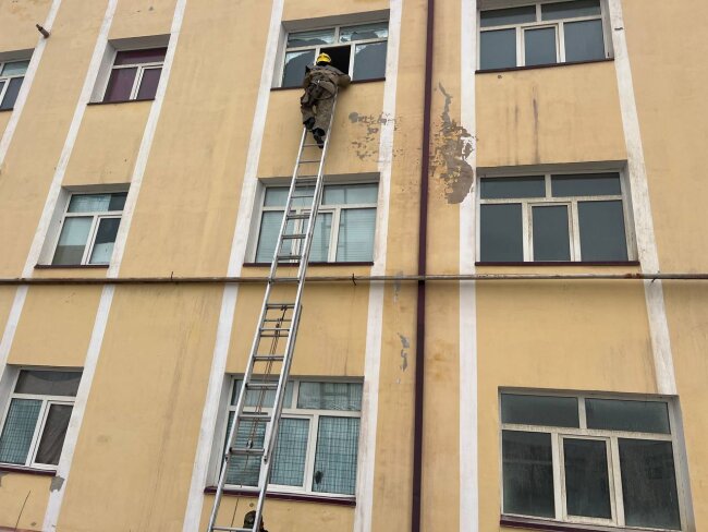 Трёхлетний мальчик остался один заперт в квартире в Бухарской области