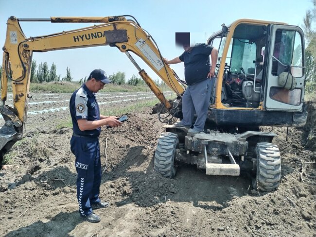 В Ферганской области водитель экскаватора выплатит крупный штраф за незаконные раскопки