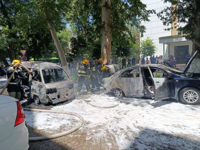 В Ташкенте загорелись два автомобиля
