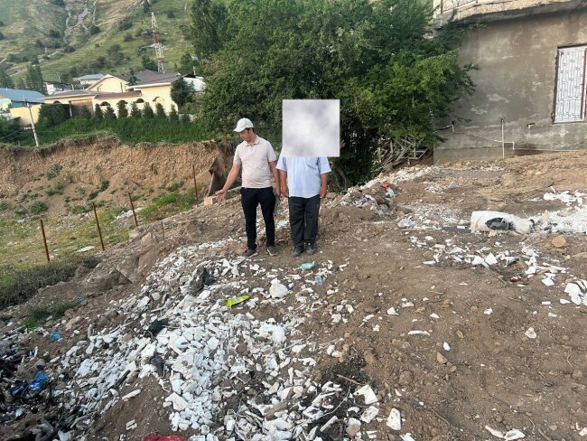 В Чимгане мужчина постоянно загрязнял окружающую среду, сжигая свой мусором