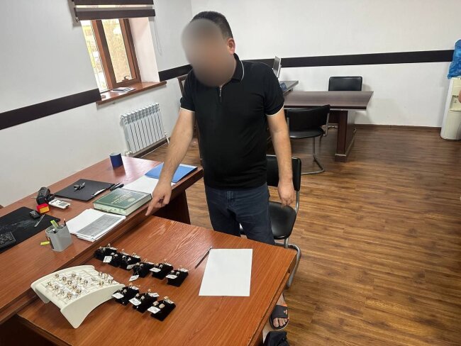 В Бухаре задержан мужчина, который незаконно продавал золотые изделия ручной работы
