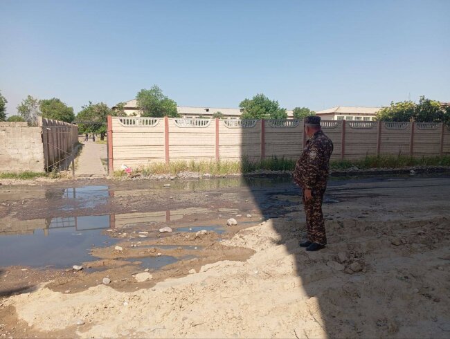 В Алмалыке мужчина подключил канализацию своего дома к арыку для дождевой и талой воды