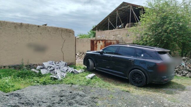Владелец автомобиля «KIA» организовал свалку мусора около своего дома в Джизаке