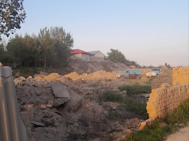 Злоумышленники превратили одну из махаллей Самаркандской области в полигон строительного мусора