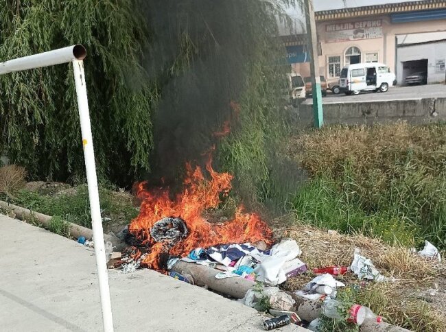 Житель Кашкадарьи сжигал мусор и пожалел об этом