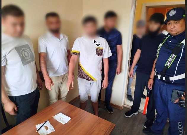 В Ташкентской области водитель китайской иномарки убегал от сотрудника ДПС из-за наркотиков