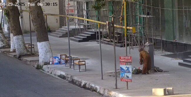 Жительница Ферганской области по утрам выбрасывала бытовые отходы на тротуар