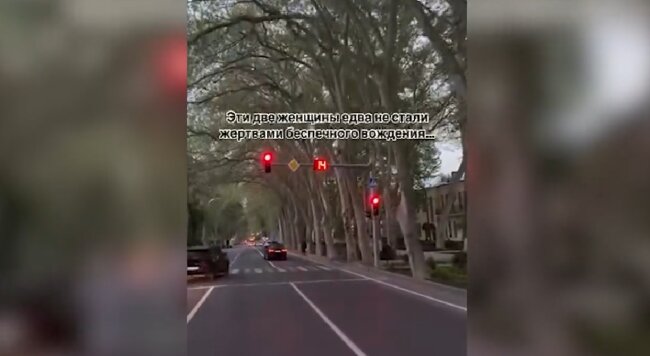 Водители двух автомобилей в Самарканде проигнорировали сигнал светофора и чуть не сбили пешеходов