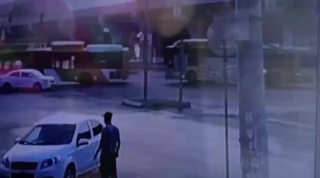 В Сергелийском районе водитель и пассажир скутера пострадали из-за столкновения с автомобилем