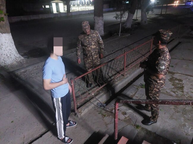 Мужчина, который бросил в арык пластиковую бутылку в Кувасае, заплатит штраф