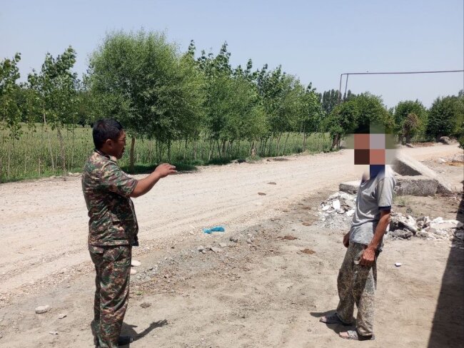 В Фергане мужчина организовал свалку мусора рядом со своим домом