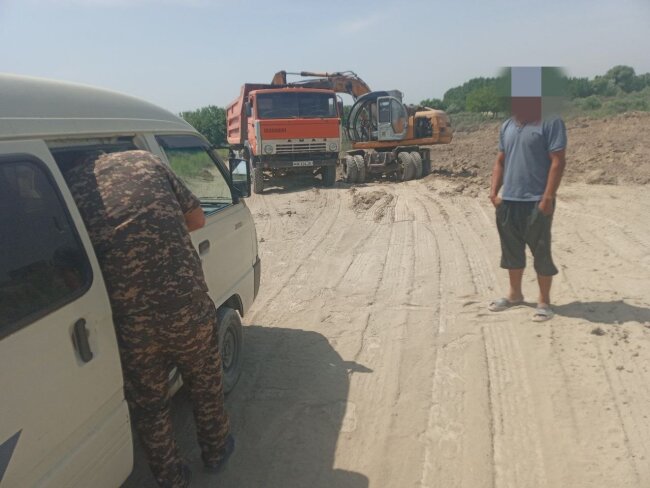 В Фергане мужчина получил крупный штраф за незаконные раскопки на охраняемой природной территории